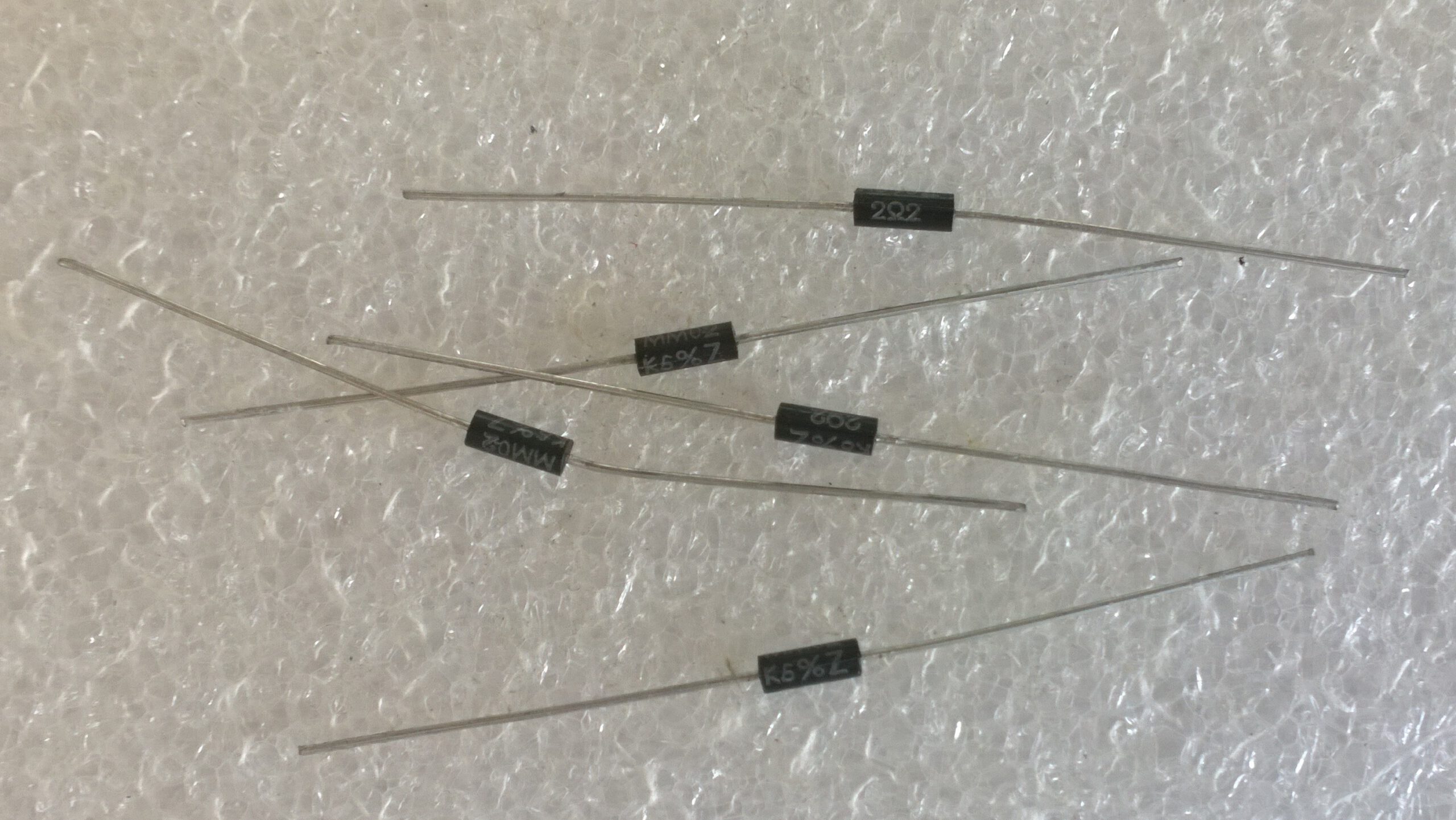 Resistenze 20 Ohm (20R) – Strato Metallico 1/4W 1% – Scegli Il Lotto: 20, 50 O 100 Pezzi